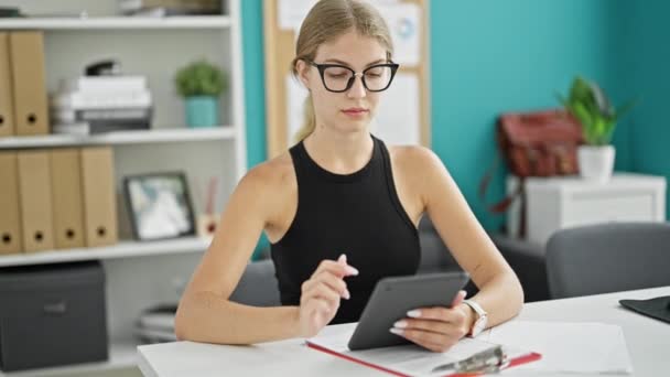 Jovem Loira Mulher Empresária Usando Touchpad Pensando Escritório — Vídeo de Stock