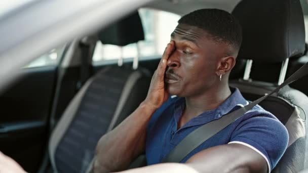 Африканський Американець Втомився Водити Машину Позіхання Вулиці — стокове відео
