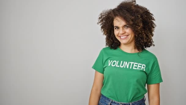 Jovem Bela Mulher Hispânica Voluntária Apontando Para Lado Sorrindo Sobre — Vídeo de Stock