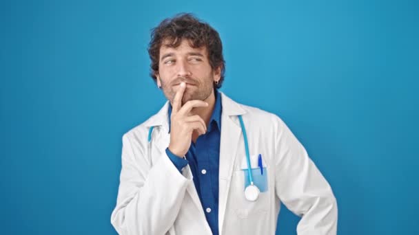 Ung Latinamerikansk Man Läkare Står Med Tvivel Uttryck Tänka Över — Stockvideo