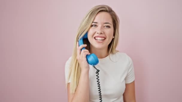 Νεαρή Ξανθιά Γυναίκα Χαμογελά Αυτοπεποίθηση Μιλώντας Στο Τηλέφωνο Πάνω Από — Αρχείο Βίντεο