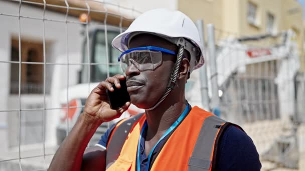 Afrykański Amerykański Budowniczy Człowiek Stoi Poważną Twarzą Rozmawiając Smartfonie Placu — Wideo stockowe