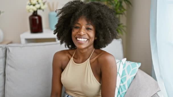 Mujer Afroamericana Sonriendo Confiada Sentada Sofá Casa — Vídeo de stock