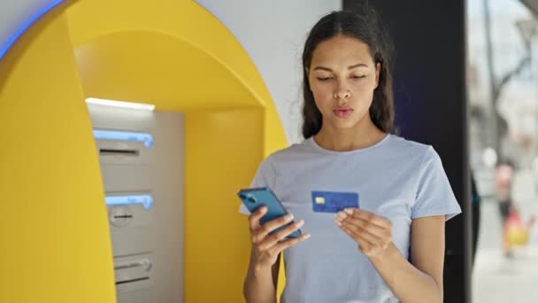 Donna Afroamericana Utilizzando Smartphone Possesso Carta Credito Bancomat — Video Stock