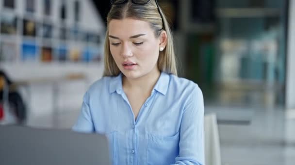 Νεαρή Ξανθιά Εργαζόμενη Στις Επιχειρήσεις Χρησιμοποιώντας Σκέψη Laptop Στο Γραφείο — Αρχείο Βίντεο
