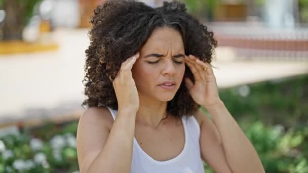 Young Beautiful Hispanic Woman Suffering Headache Park — Vídeo de Stock