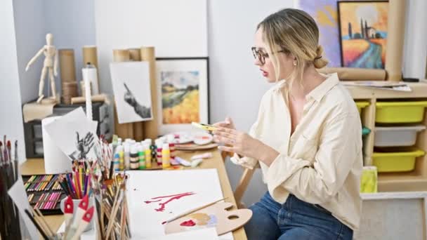Young Blonde Woman Artist Make Photo Draw Smiling Art Studio — Stock Video