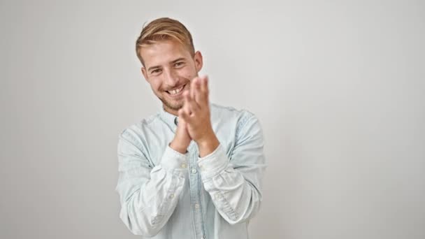Νεαρός Καυκάσιος Άνδρας Χαμογελά Αυτοπεποίθηση Χειροκροτώντας Απομονωμένο Λευκό Φόντο — Αρχείο Βίντεο