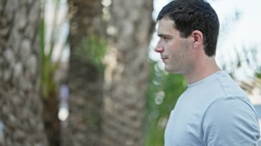 Parkta öpüşen güzel bir çift.