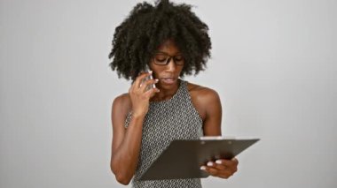 Afrikalı Amerikalı kadın iş adamı, izole edilmiş beyaz arka plan üzerinden akıllı telefon okuyarak konuşuyor.