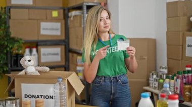 Genç sarışın gönüllü, yardım merkezindeki kamerayı işaret ediyor.