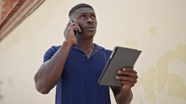 Afroamerikaner Spricht Mit Touchpad Auf Der Straße Auf Smartphone — Stockvideo