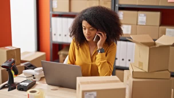 African American Woman Ecommerce Business Worker Using Laptop Talking Smartphone — стокове відео