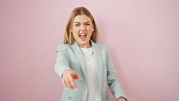 Молода Блондинка Бізнесмен Сміється Над Ізольованим Рожевим Тлом — стокове відео