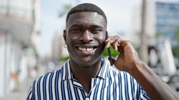 Afrikansk Amerikansk Man Ler Säker Talar Smartphone Gatan — Stockvideo