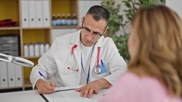 Mężczyzna Kobieta Lekarz Pacjent Mający Konsultację Lekarską Podpisujący Umowę Klinice — Wideo stockowe