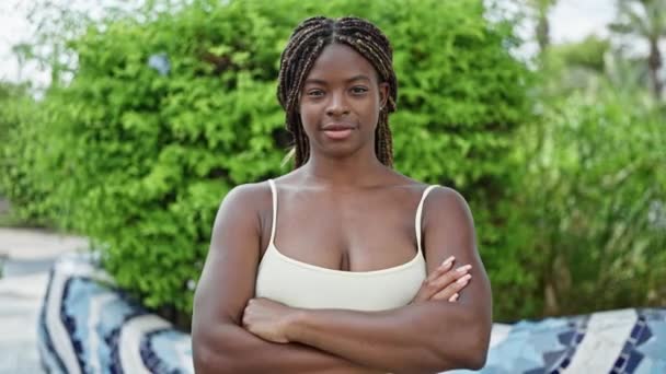 Africano Americano Mulher Com Braços Cruzados Parque — Vídeo de Stock