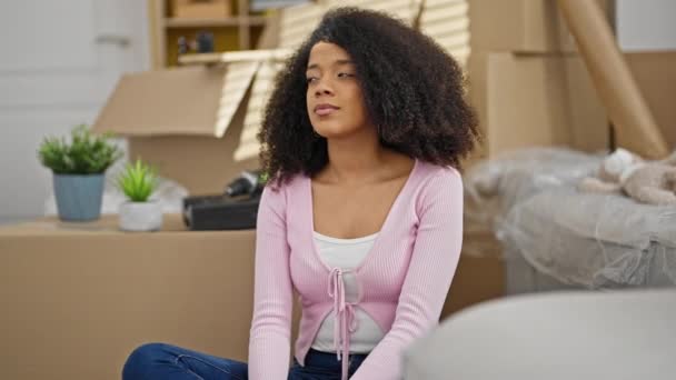 Afričanky Americká Žena Sedí Podlaze Vítězným Výrazem Novém Domově — Stock video