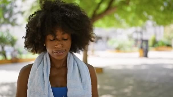 Afroamerykanka Ubrana Strój Sportowy Patrząca Park — Wideo stockowe