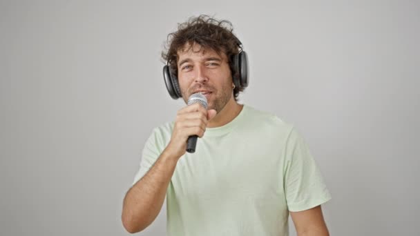 Genç Spanyol Adam Izole Edilmiş Beyaz Arka Planda Şarkı Söyleyerek — Stok video