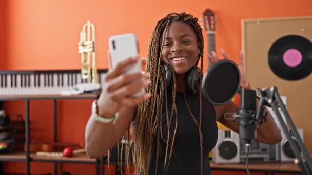 Αφρο Αμερικανίδα Μουσικός Που Έχει Βιντεοκλήση Στο Στούντιο Μουσικής — Αρχείο Βίντεο
