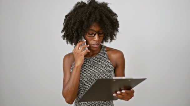 Afričanky Americká Žena Obchodní Pracovník Mluví Smartphone Čtení Dokumentu Přes — Stock video