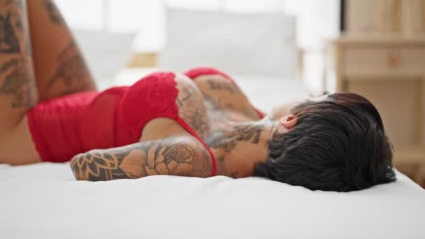 身穿内衣裤 被截肢的西班牙裔妇女躺在床上 微笑着躺在卧室里 — 图库视频影像
