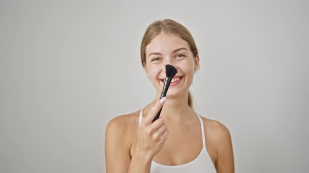 Ung Blond Kvinna Ler Säker Hålla Makeup Borste Över Isolerad — Stockvideo