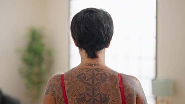 Femme Hispanique Avec Bras Amputé Bras Étirant Marchant Dans Chambre — Video