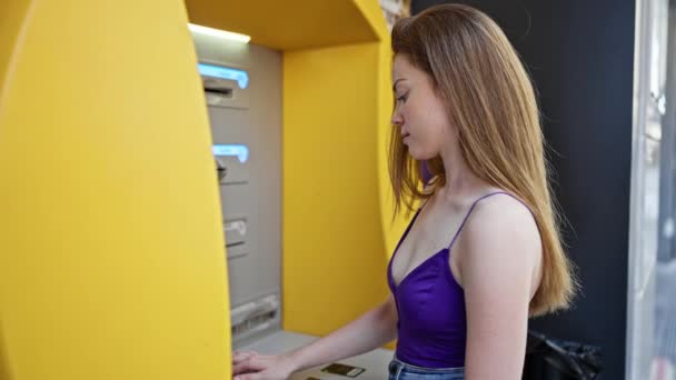Joven Mujer Rubia Sosteniendo Forint Hungary Billetes Cajero Automático Calle — Vídeo de stock