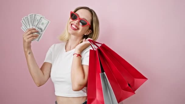 Jonge Blonde Vrouw Klant Houden Boodschappentassen Dollars Geïsoleerde Roze Achtergrond — Stockvideo