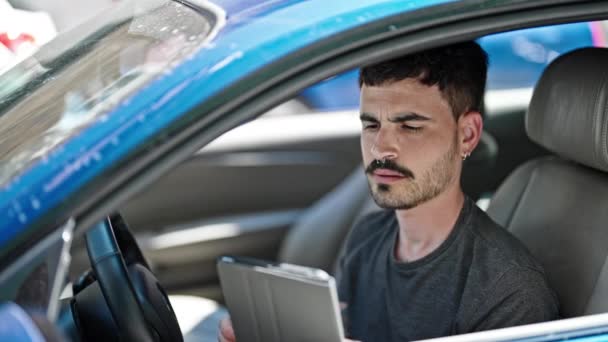 Young Hispanic Man Using Touchpad Sitting Car Street — Stock Video