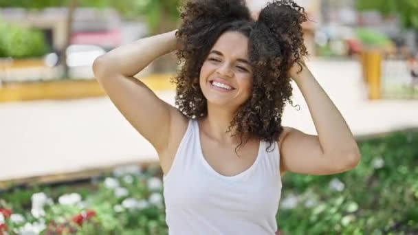 Joven Hermosa Mujer Hispana Sonriendo Con Confianza Peinando Pelo Con — Vídeo de stock