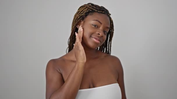 Afroamerykanka Uśmiecha Się Pewnie Masując Twarz Odizolowanym Białym Tle — Wideo stockowe