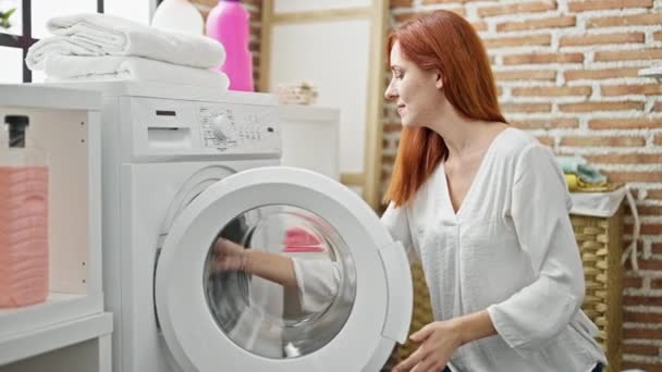 Jonge Roodharige Vrouw Glimlachen Zelfverzekerde Wassen Kleren Wasruimte — Stockvideo