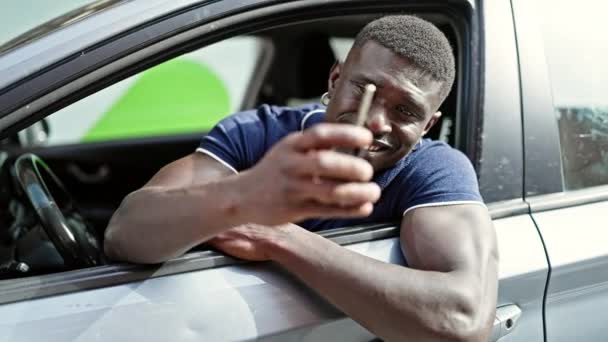 Afroamerikaner Mit Autoschlüssel Feiert Auf Straße — Stockvideo