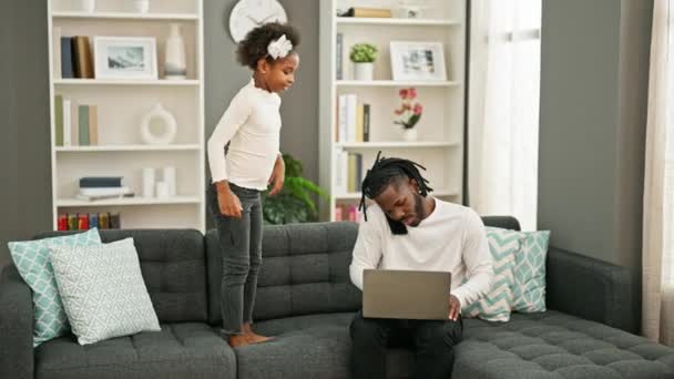 Afrykański Amerykański Ojciec Córka Siedzi Kanapie Pracy Podczas Gdy Dziecko — Wideo stockowe