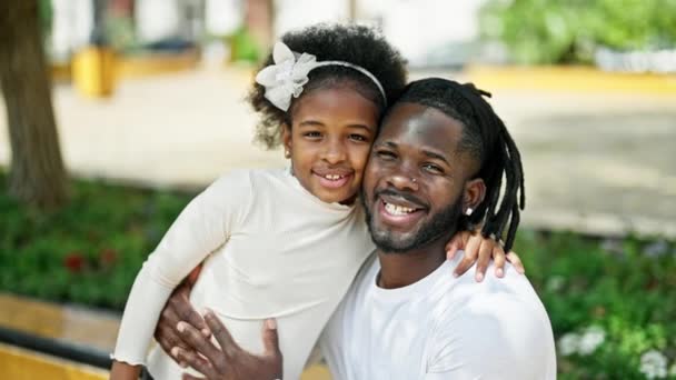Африканские Американец Отец Дочь Улыбаются Уверенно Обнимая Друг Друга Целуя — стоковое видео