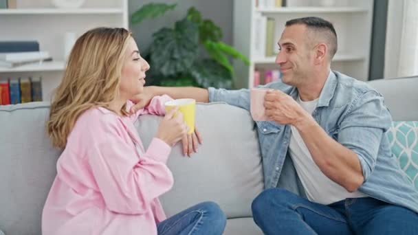 Man Woman Couple Drinking Coffee Sitting Sofa Home — Vídeo de Stock