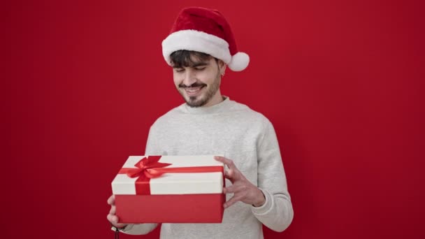 Νεαρός Ισπανός Φοράει Χριστουγεννιάτικο Καπέλο Ξεπακετάρει Δώρο Τους Αντίχειρες Κάτω — Αρχείο Βίντεο