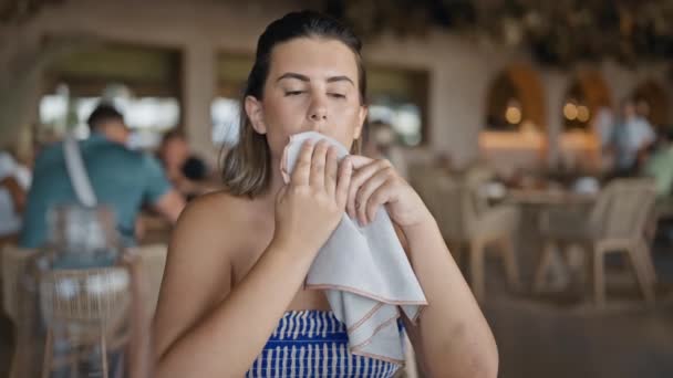 Молода Іспаномовна Жінка Витирає Рот Серветкою Ресторані — стокове відео
