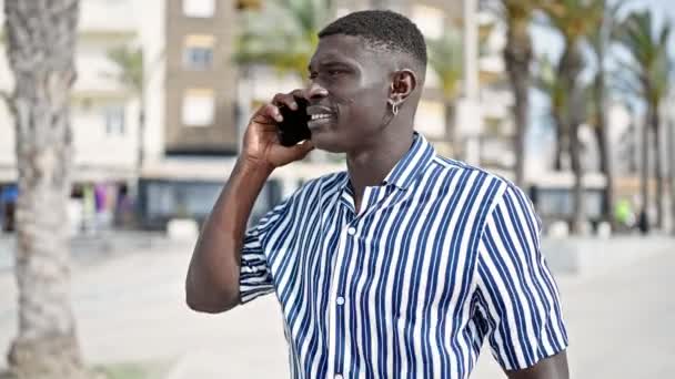 Afroamerikansk Man Talar Smartphone Med Allvarliga Uttryck Stranden — Stockvideo