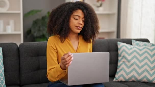 Αφρο Αμερικανίδα Γυναίκα Τελειώνει Την Εργασία Βλέποντας Τηλεόραση Κάθεται Στον — Αρχείο Βίντεο