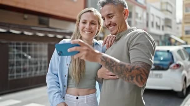 Hombre Mujer Pareja Viendo Vídeo Smartphone Riendo Mucho Calle — Vídeos de Stock