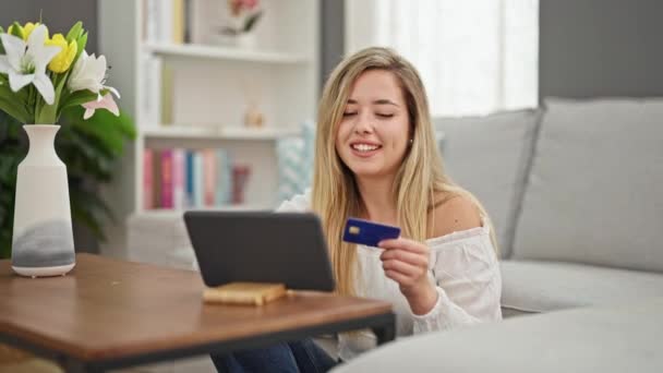 Junge Blonde Frau Beim Einkaufen Mit Touchpad Und Kreditkarte Sitzt — Stockvideo