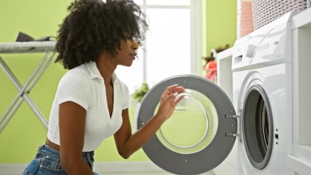 Afrikansk Amerikansk Kvinna Tvätta Kläder Vikbar Handduk Tvättstuga — Stockvideo