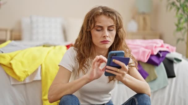 Νεαρή Γυναίκα Ψώνια Smartphone Και Πιστωτική Κάρτα Κάθεται Στο Πάτωμα — Αρχείο Βίντεο