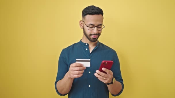 Mladý Hispánec Muž Nakupování Line Smartphone Přes Izolované Žluté Pozadí — Stock video