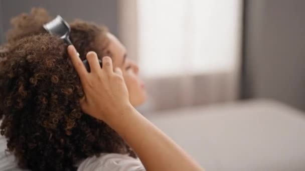 Молодая Красивая Латиноамериканка Слушает Музыку Расслабляющуюся Дома Диване — стоковое видео