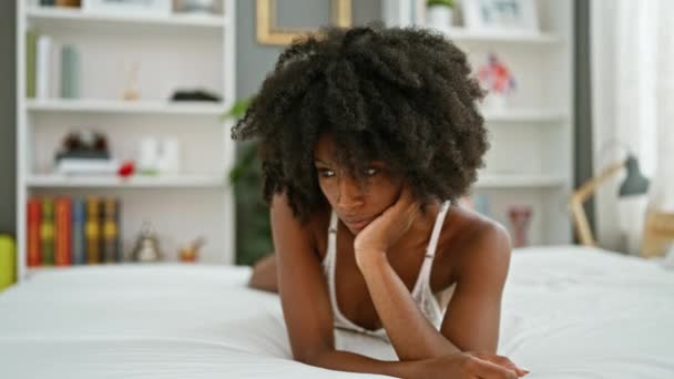 Afro Americana Mujer Acostada Cama Buscando Sexy Pensamiento Dormitorio — Vídeos de Stock